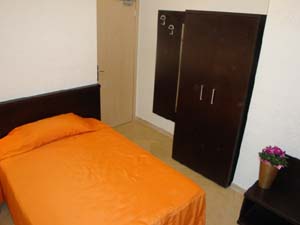 Classic single with city view, garden, private facilities (shower), and breakfast